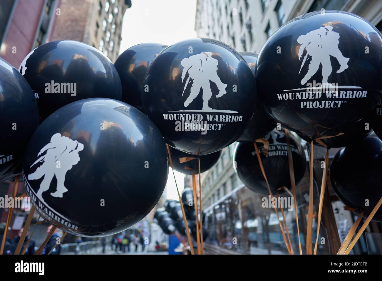 Manhattan, USA - 11. November 2021: Wounded Warrior Project Ballons. Veterans Day Parade in New York City. Hilfe für verwundete Veteranen Stockfoto