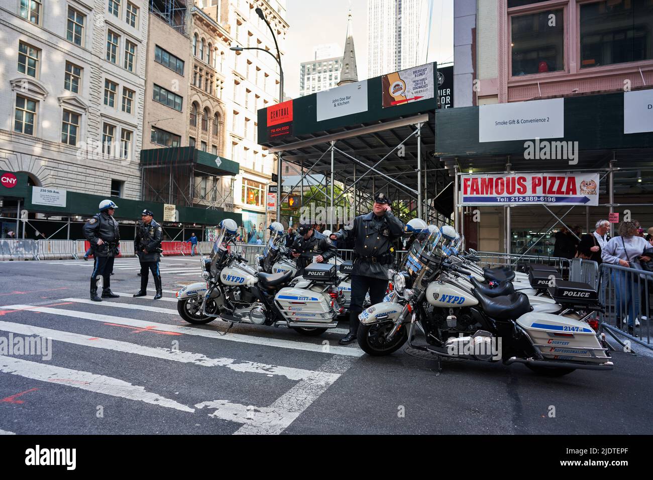 Manhattan, USA - 11. November 2021: NYPD Motorräder in New York City geparkt. New York Police Department. Polizeibeamter, der telefoniert Stockfoto