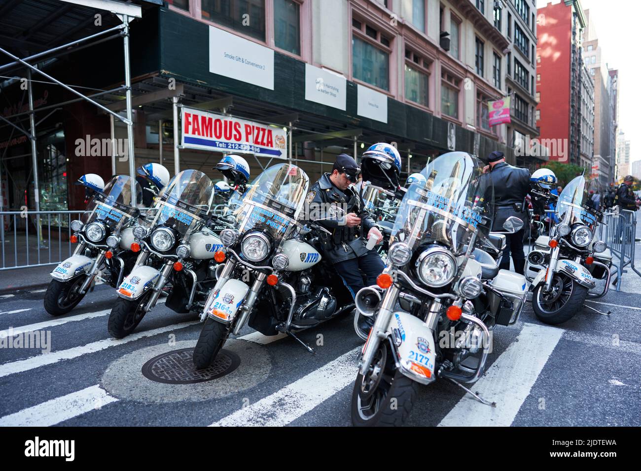 Manhattan, USA - 11. 2021. November: NYPD Police Motorräder parkten in New York City während der Veterans Day Parade. Polizei sorgt für Sicherheit für Veteranen D Stockfoto