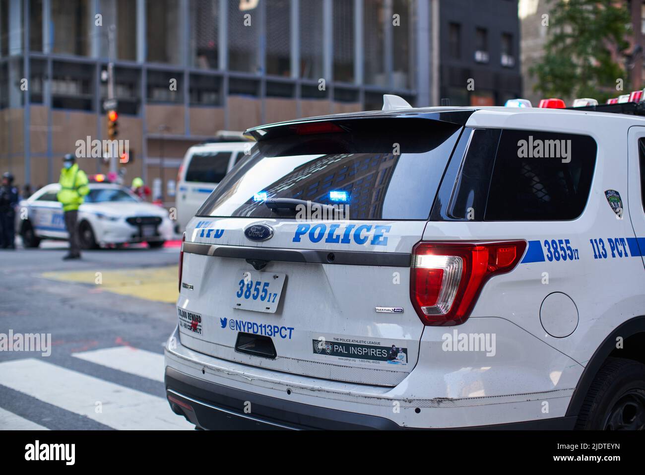 Manhattan, USA - 11. 2021. November: NYPD Polizeiwagen in New York City während der Veterans Day Parade. Polizei sichert Parade. Dienen und schützen. Polizei veh Stockfoto
