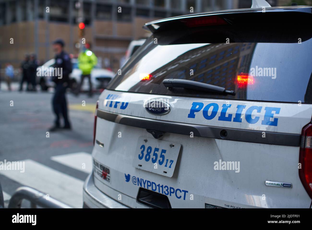 Manhattan, USA - 11. November 2021: NYPD Police SUV. Police Cruiser in New York. Polizeibehörde von New York Stockfoto