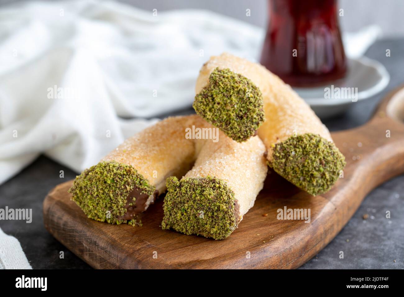 Pistazien-Kekse. Süße Kekse mit Pistazien gekrönt. Türkische Küche Köstlichkeiten. Lokaler Name pruzyen kurabiye. Nahaufnahme Stockfoto