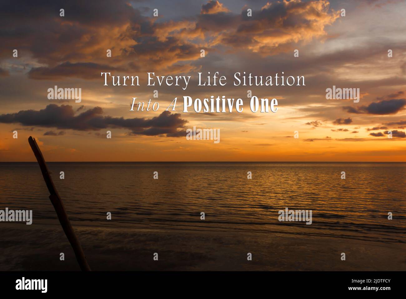 Motivierendes und inspirierendes Zitat zum Sunset Beach – verwandeln Sie jede Lebenssituation in eine positive. Stockfoto