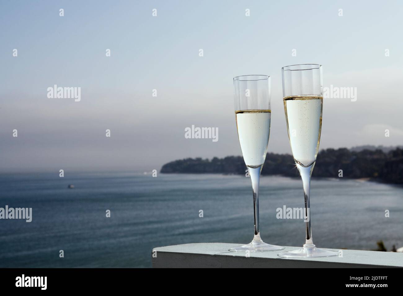 Zwei Gläser Champagner im Hintergrund Stockfoto