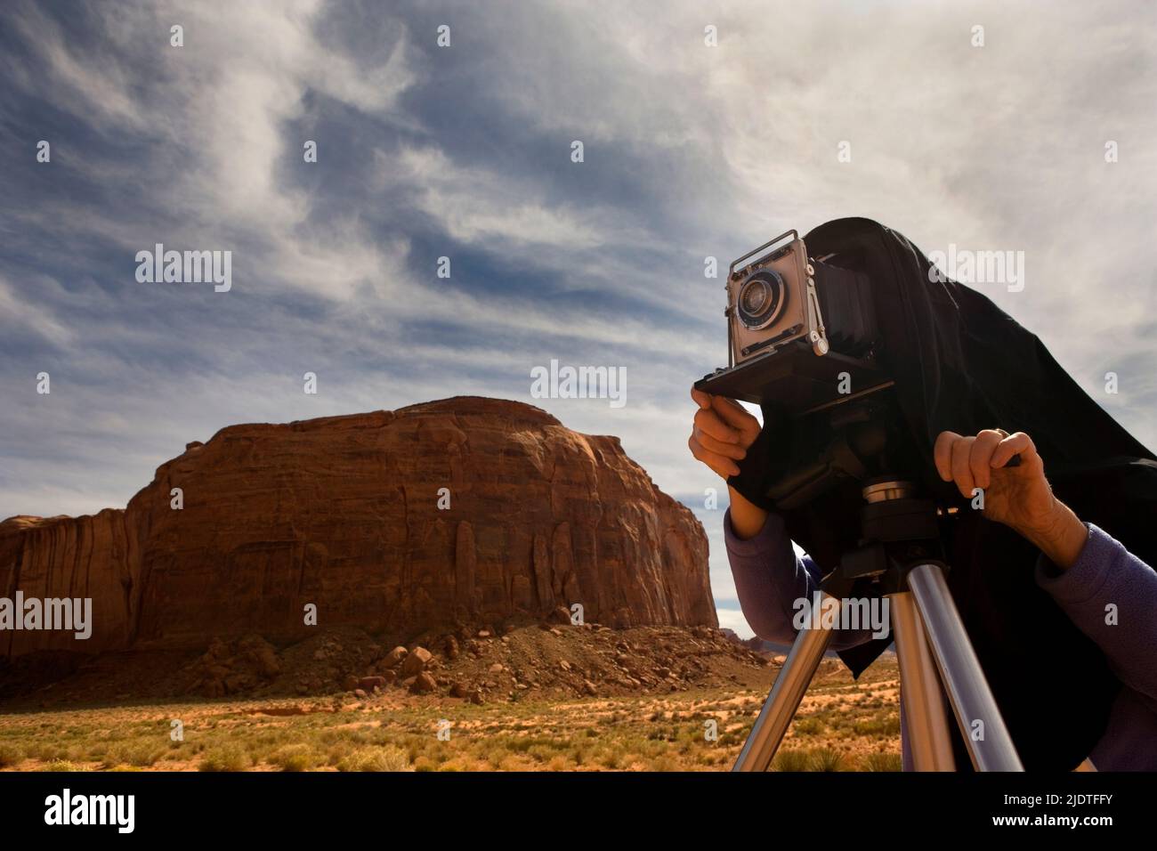 USA, Utah, Monument Valley, Mann, der Wüste mit einer Oldtimer-Kamera fotografiert Stockfoto