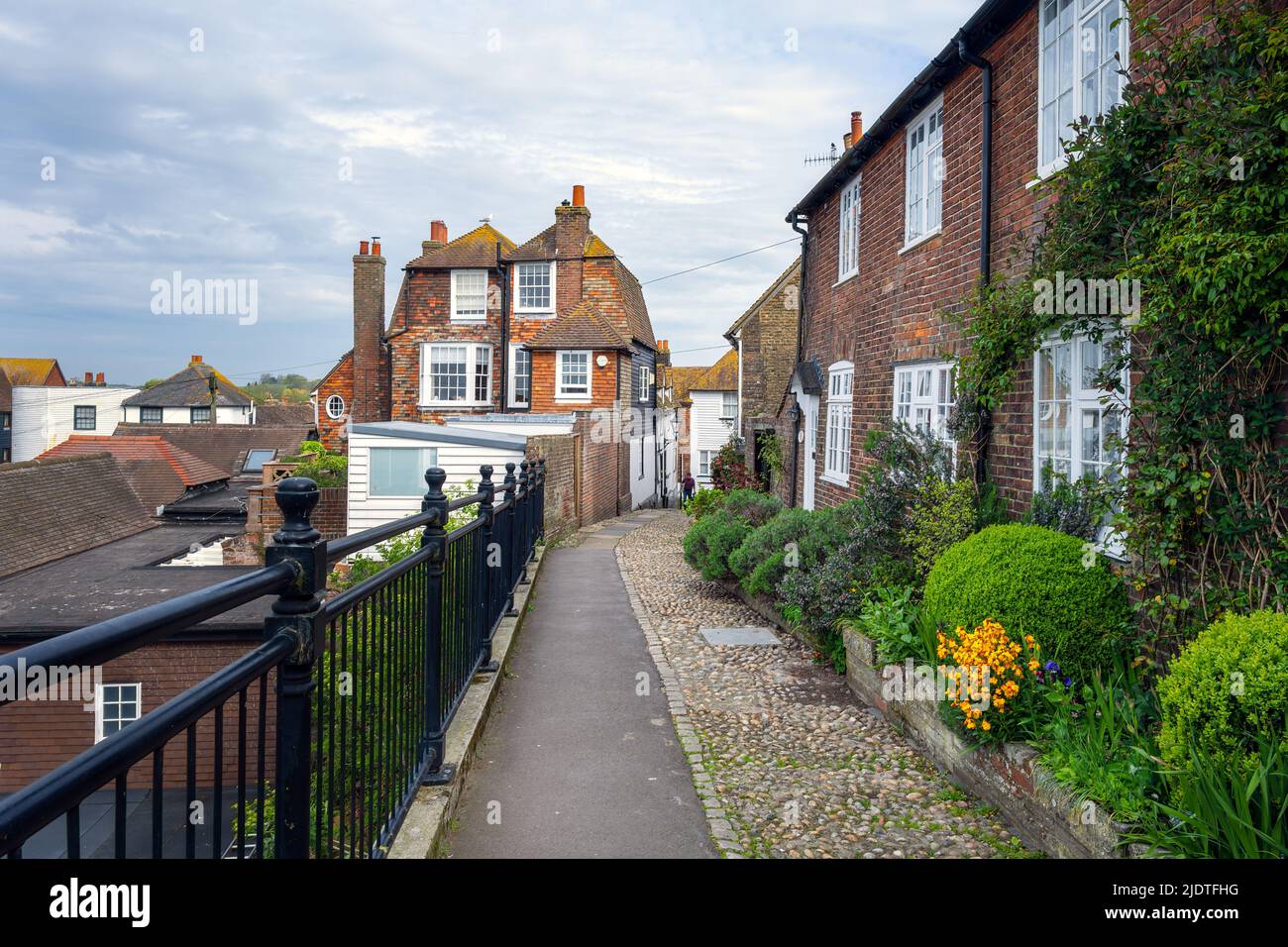 RYE, ENGLAND - 19.. APRIL 2022: Eine schmale, von Häusern umgrenzte Rye-Insel Stockfoto