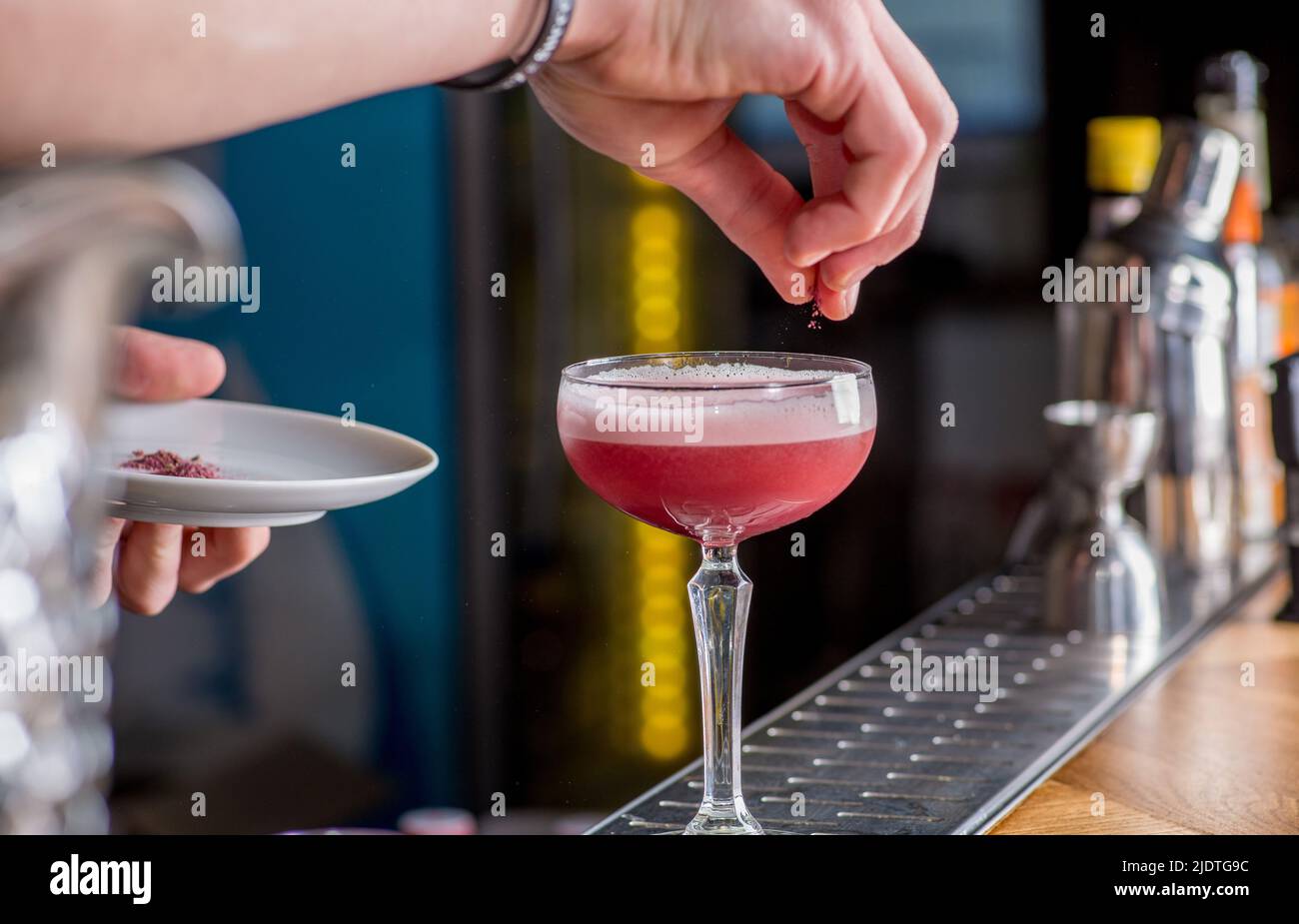 Barkeeper bereitet einen Cocktail zu Stockfoto