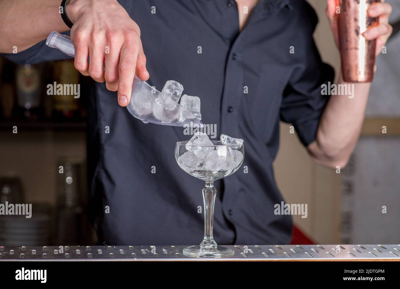 Barkeeper bereitet einen Cocktail zu Stockfoto