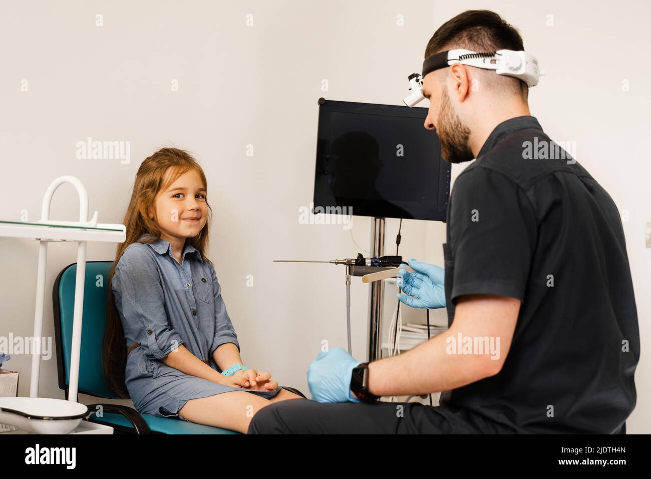 Oropharyngoskopie Verfahren Der Otolaryngologe Untersucht Den Kehlkopf 