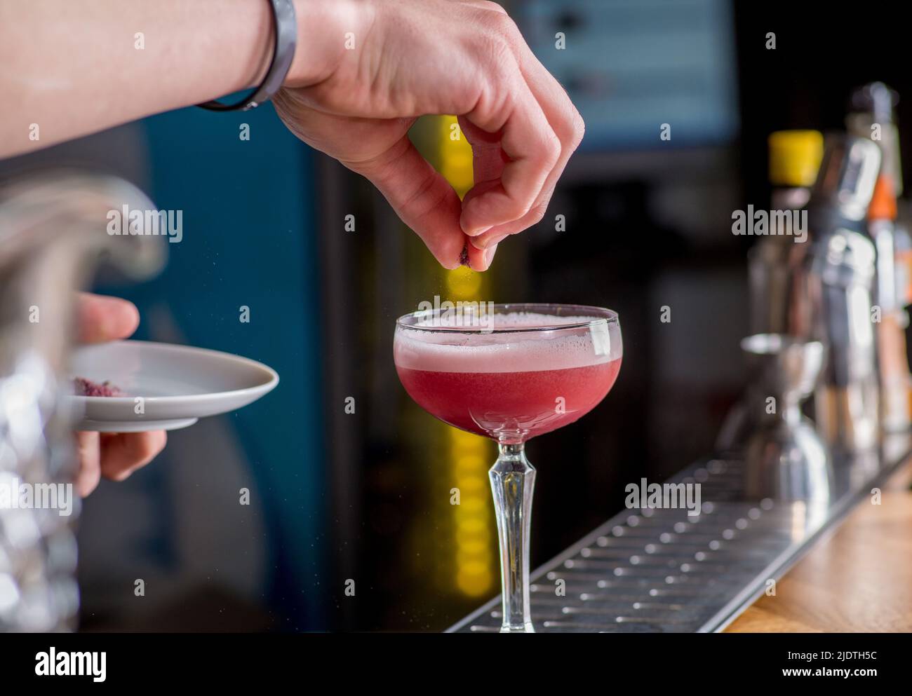 Barkeeper bereitet einen Cocktail zu Stockfoto