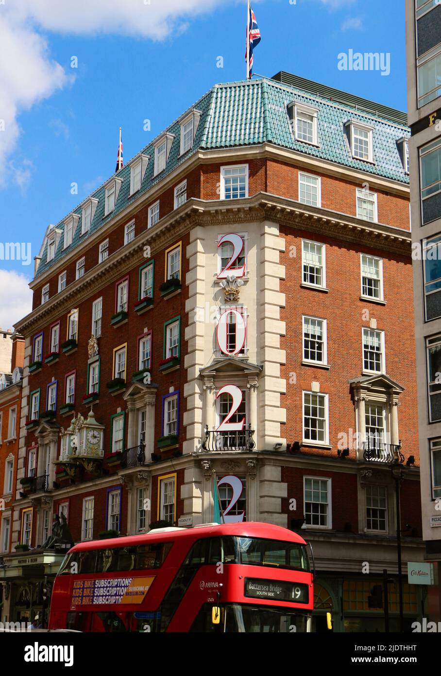 Fortnum & Mason Kaufhaus mit einem prominenten 2022 Schild Piccadilly London England UK Stockfoto Fortnum & Mason Kaufhaus mit einem prominenten 2022 Schild Piccadilly London England UK Stockfoto