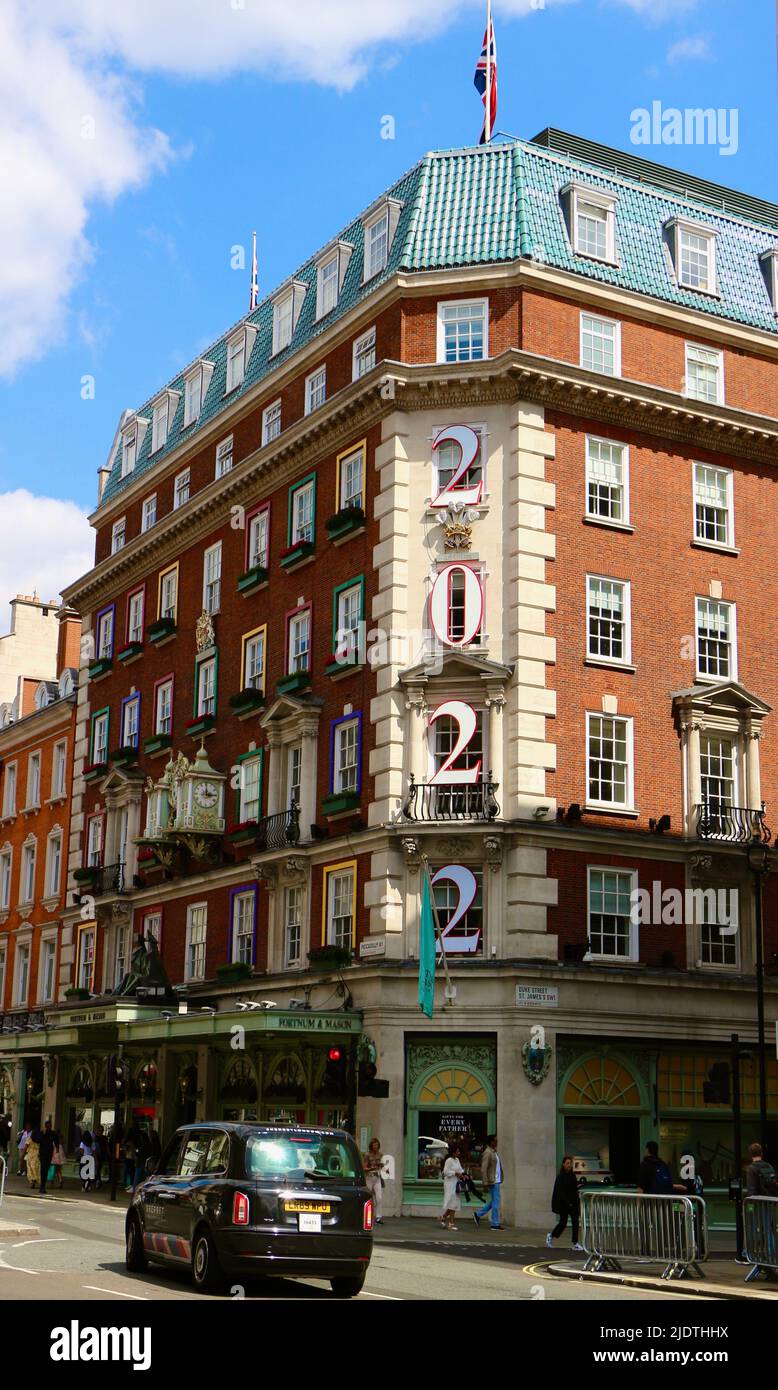 Fortnum & Mason Kaufhaus mit einem prominenten 2022 Schild Piccadilly London England UK Stockfoto Fortnum & Mason Kaufhaus mit einem prominenten 2022 Schild Piccadilly London England UK Stockfoto