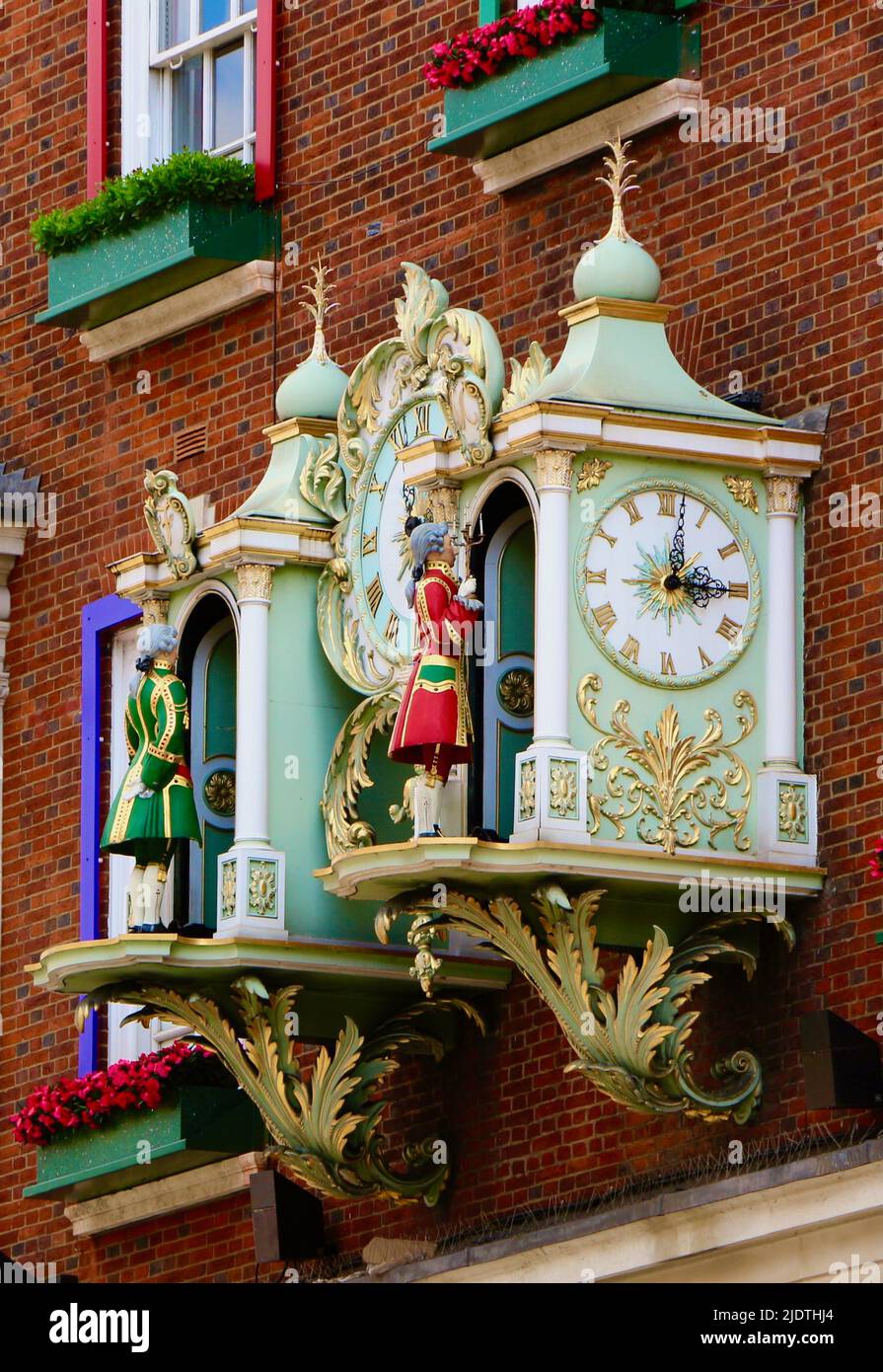 Die berühmte Uhr Fortnum & Mason Kaufhaus Piccadilly London England UK schlägt die Stunde um 15:00 Uhr mit Modellen von William Fortnum und Hugh Mason Stockfoto Die berühmte Uhr Fortnum & Mason Kaufhaus Piccadilly London England UK schlägt die Stunde um 15:00 Uhr mit Modellen von William Fortnum und Hugh Mason Stockfoto