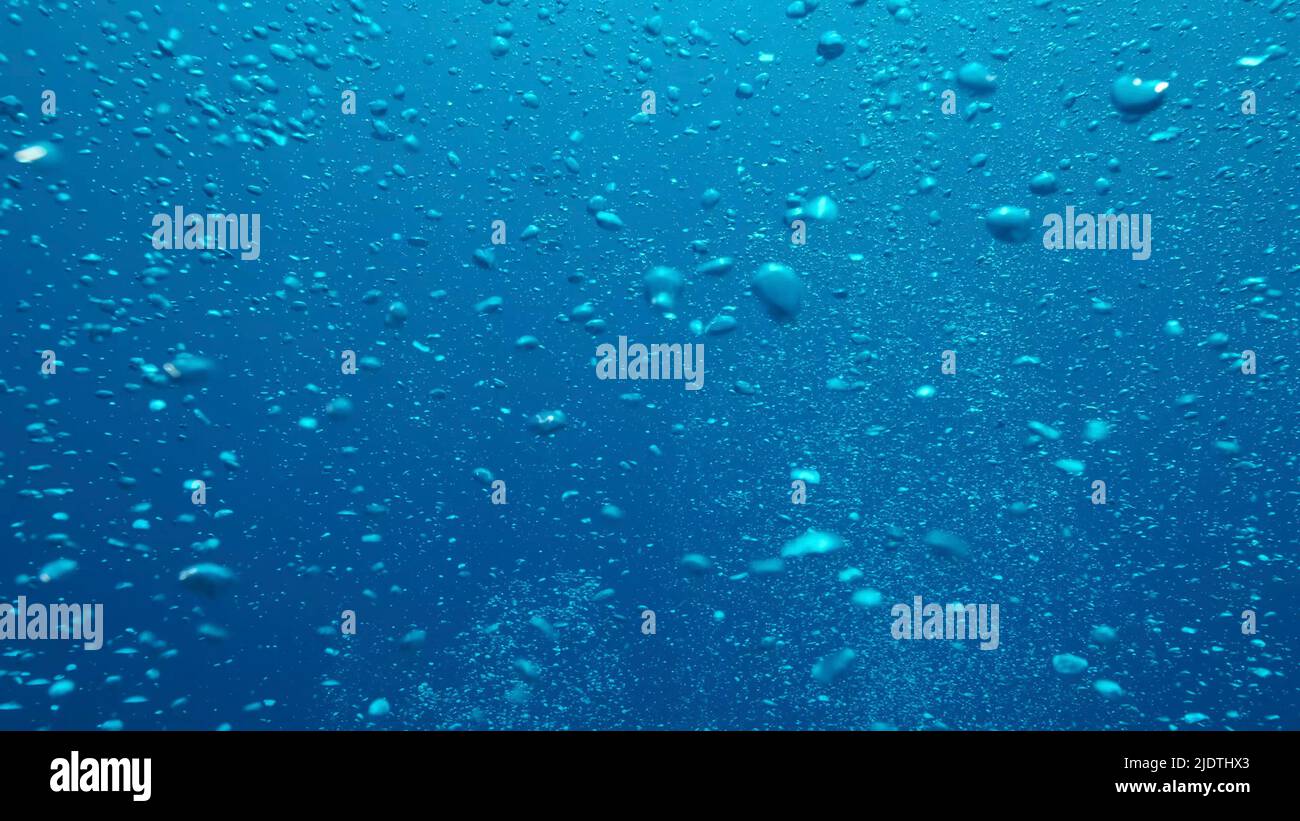 Luftblasen, die vom Meeresboden zur Wasseroberfläche schwimmen. Luftblasen im blauen Wasser. Mittelmeer, Zypern Stockfoto