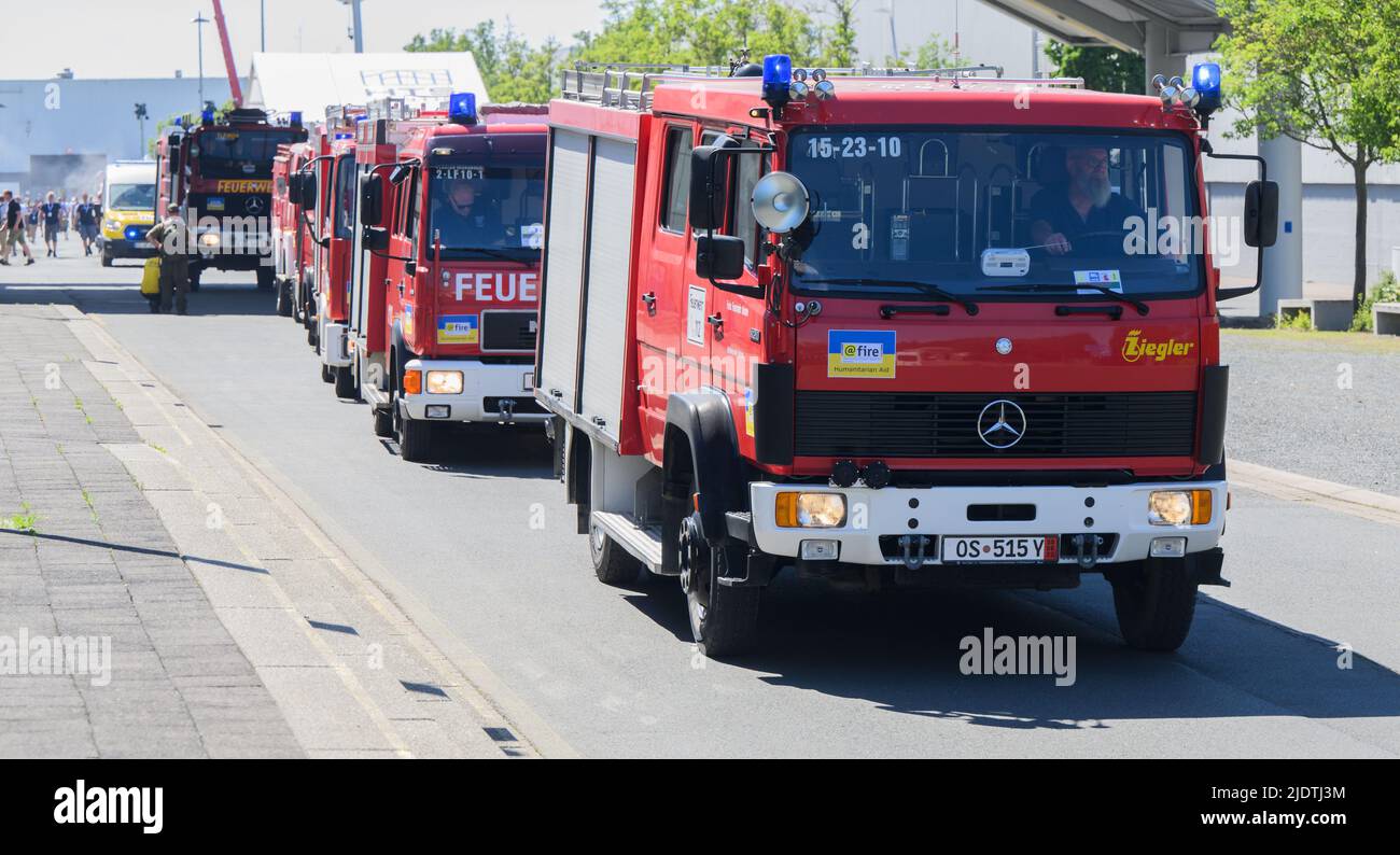 Hannover, Deutschland. 23.. Juni 2022. Sechs Feuerwehrfahrzeuge für den Einsatz in der Ukraine starten bei einer Spendenaktion der Hilfsorganisation @Fire auf der Interschutz. Seit Beginn des Krieges in der Ukraine wurden viele Feuerwehrfahrzeuge zerstört und seitdem wurden Hunderte von Fahrzeugen gespendet. Die anderen sechs Feuerwehrfahrzeuge werden in den Regionen Kiew und Tschernobyl eingesetzt. Quelle: Julian Stratenschulte/dpa/Alamy Live News Stockfoto