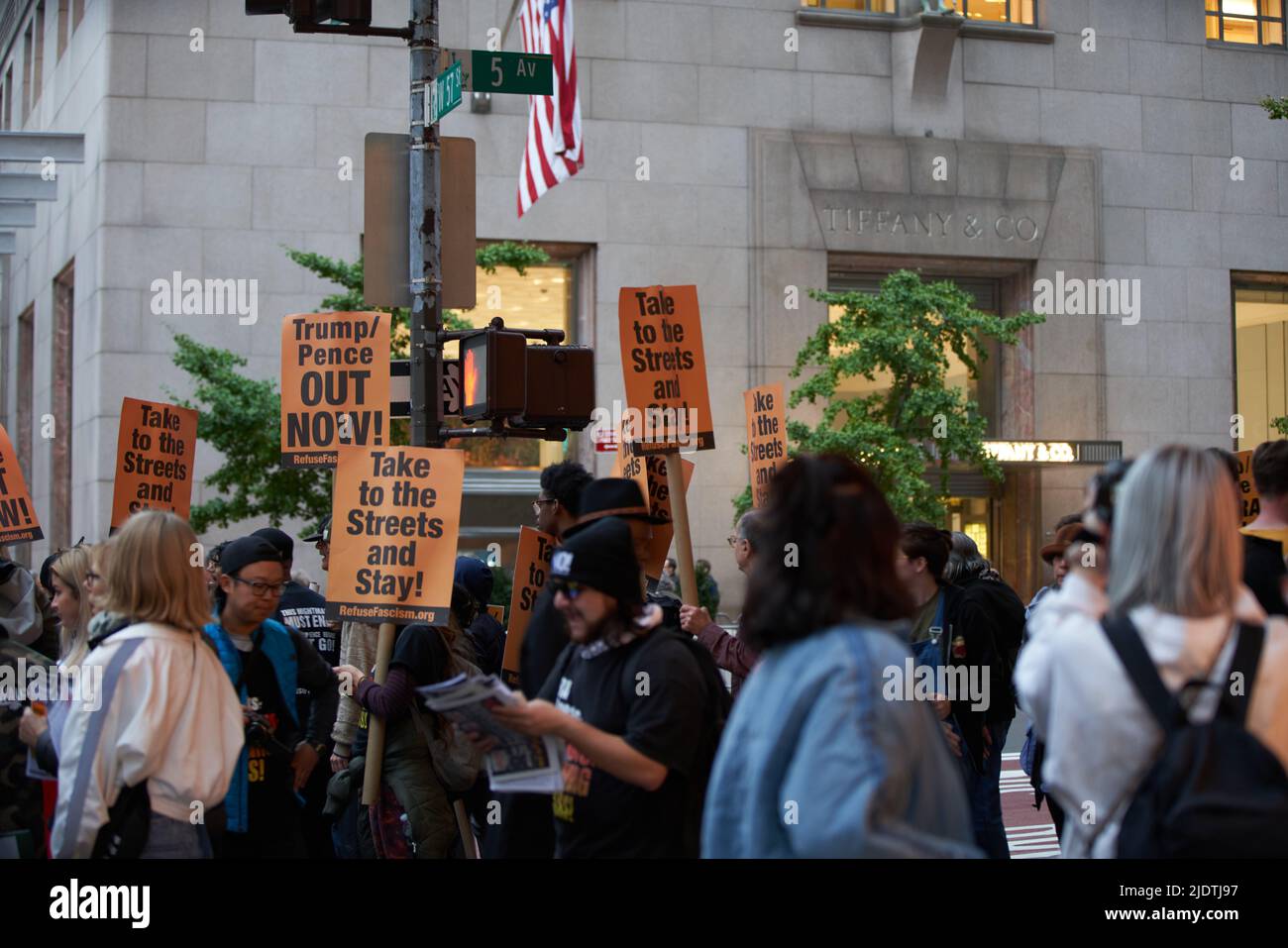 Manhattan, New York, USA - Oktober 26. 2019: Protest gegen Präsident Donald Trump und Vizepräsident Mike Pence in NYC Stockfoto