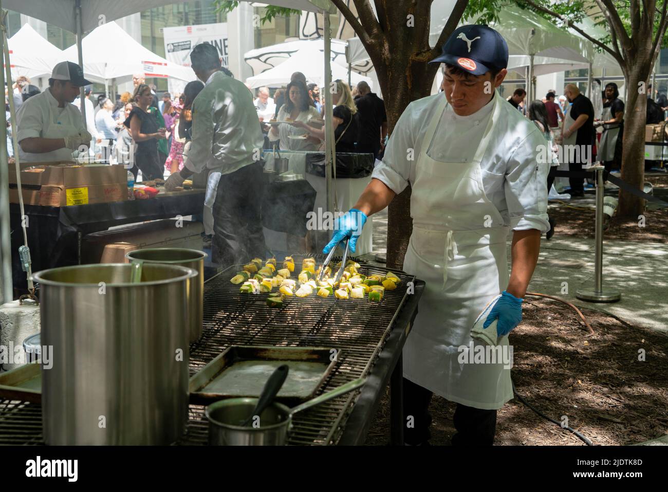 Ein Koch bereitete Gemüsespieße mit Kokosnussfleisch zu, die im Dine Around Downtown, einem von der Alliance for Downtown New York organisierten Food-Festival, zubereitet wurden. Stockfoto