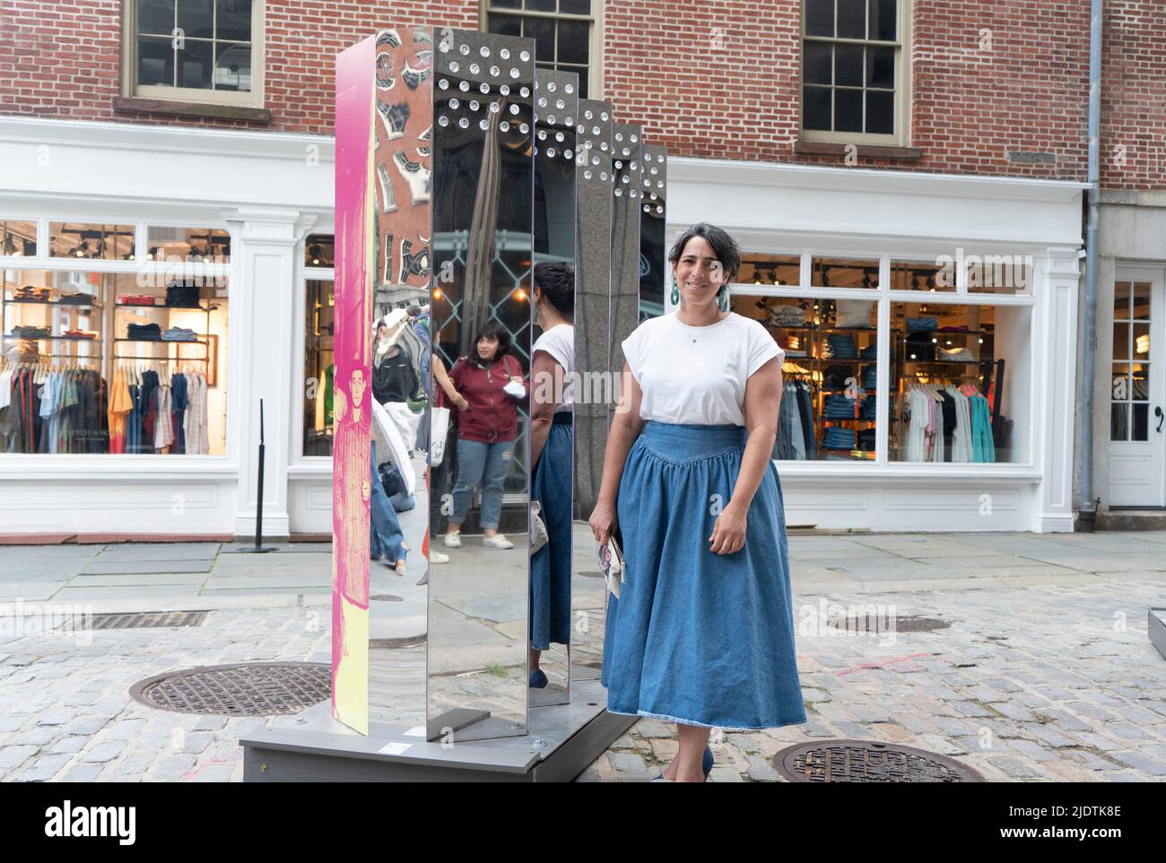 Im Rahmen des River to River Festivals 2022 in Lower Manhattan wurden Rose DeSianos „Lentikular Histories“ im South Street Seaport installiert. Stockfoto