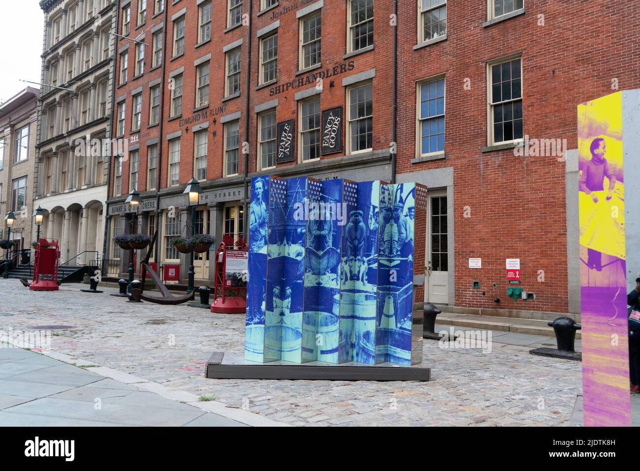 Im Rahmen des diesjährigen River to River Festivals in Lower Manhattan wurden Rose DeSianos „Lentikular Histories“ in der South Street Seapo installiert Stockfoto