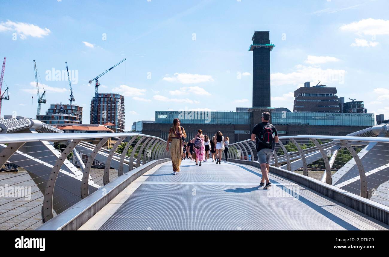 London, England Großbritannien - Menschen, die über die Millennium Bridge an der Tate gehen Foto von Simon Dack Stockfoto