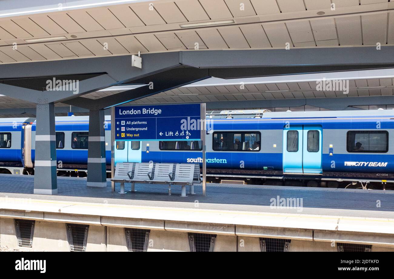 London, England UK - Bahnhof London Bridge mit Süd-Ost-Zug am Bahnsteig Stockfoto