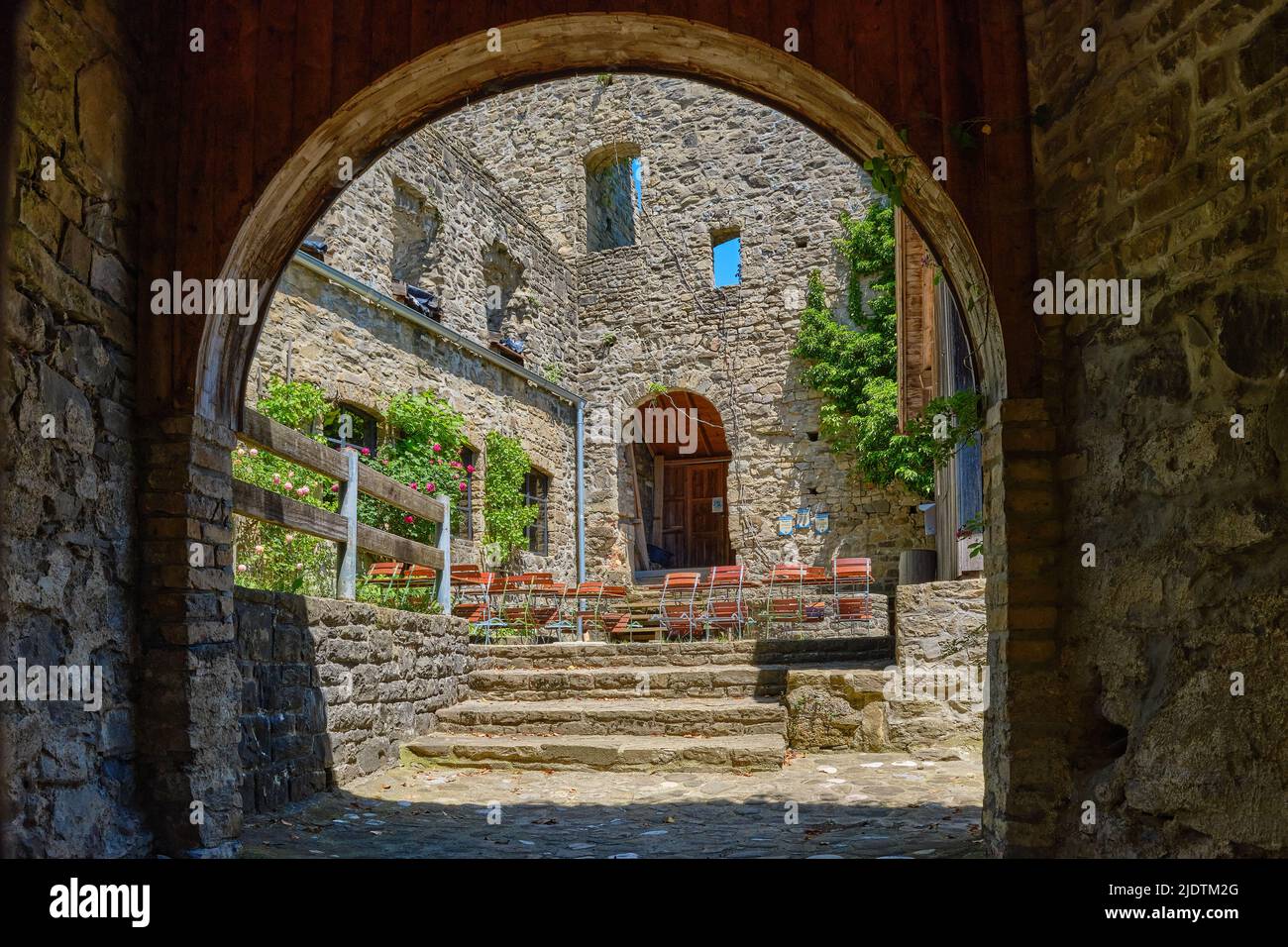 Blick auf das Tor der mittelalterlichen Burgruine Sulzberg im Oberen Allgäu bei Kempten, Bayern, Deutschland, Europa, Juni 11, 2022. Stockfoto