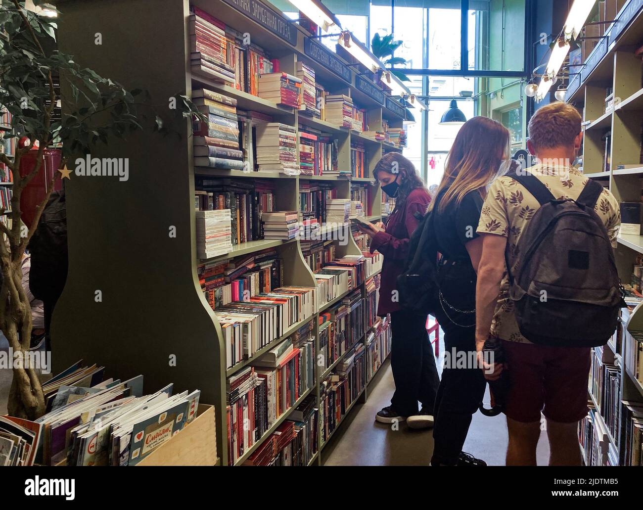 St. Petersburg, Russland, August 2021: Buchhandlung mit vielen jungen maskierten Menschen, die Bücher auswählen. Stockfoto