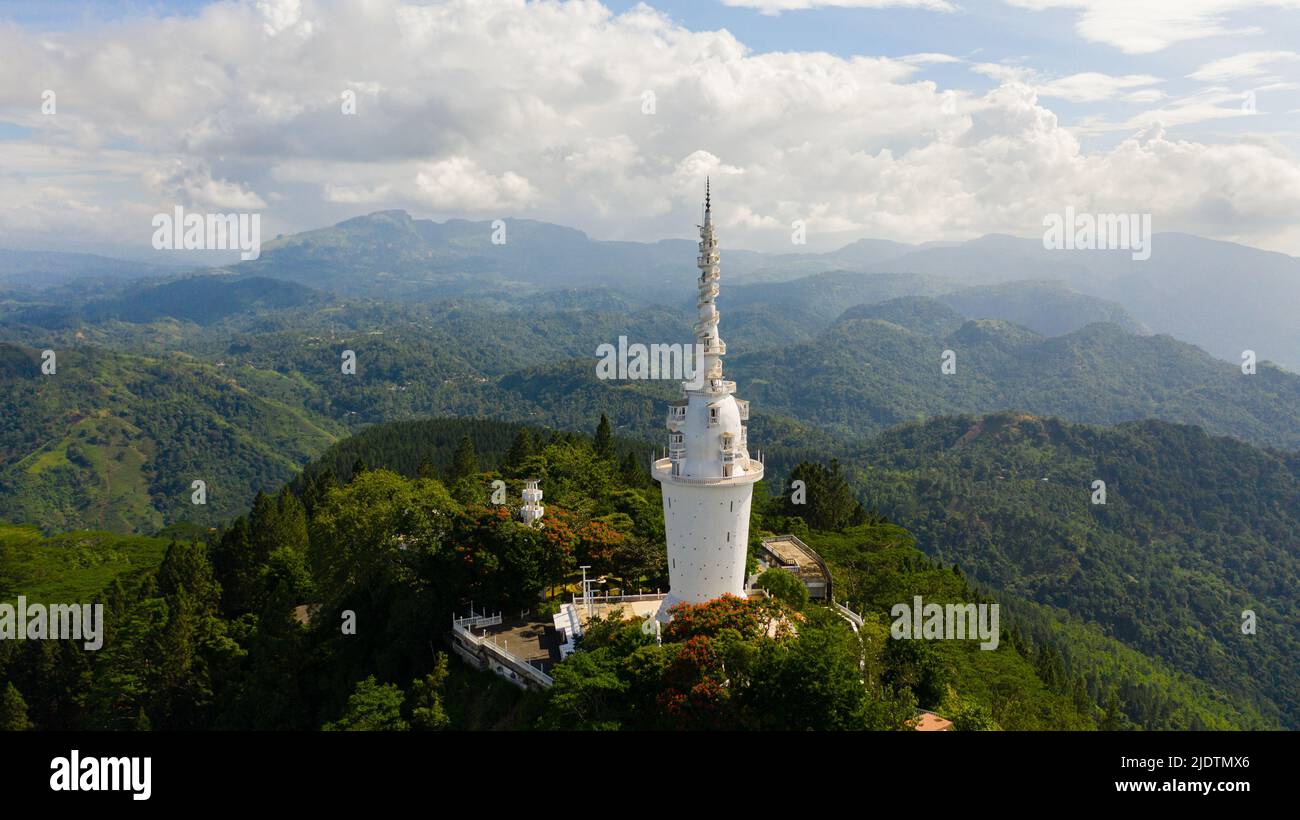 Ambuluwawa Tower ist ein Tempel der vier Religionen in Sri Lanka. Der Turm erhebt sich über dem Dschungel auf einem hohen Berg. Stockfoto