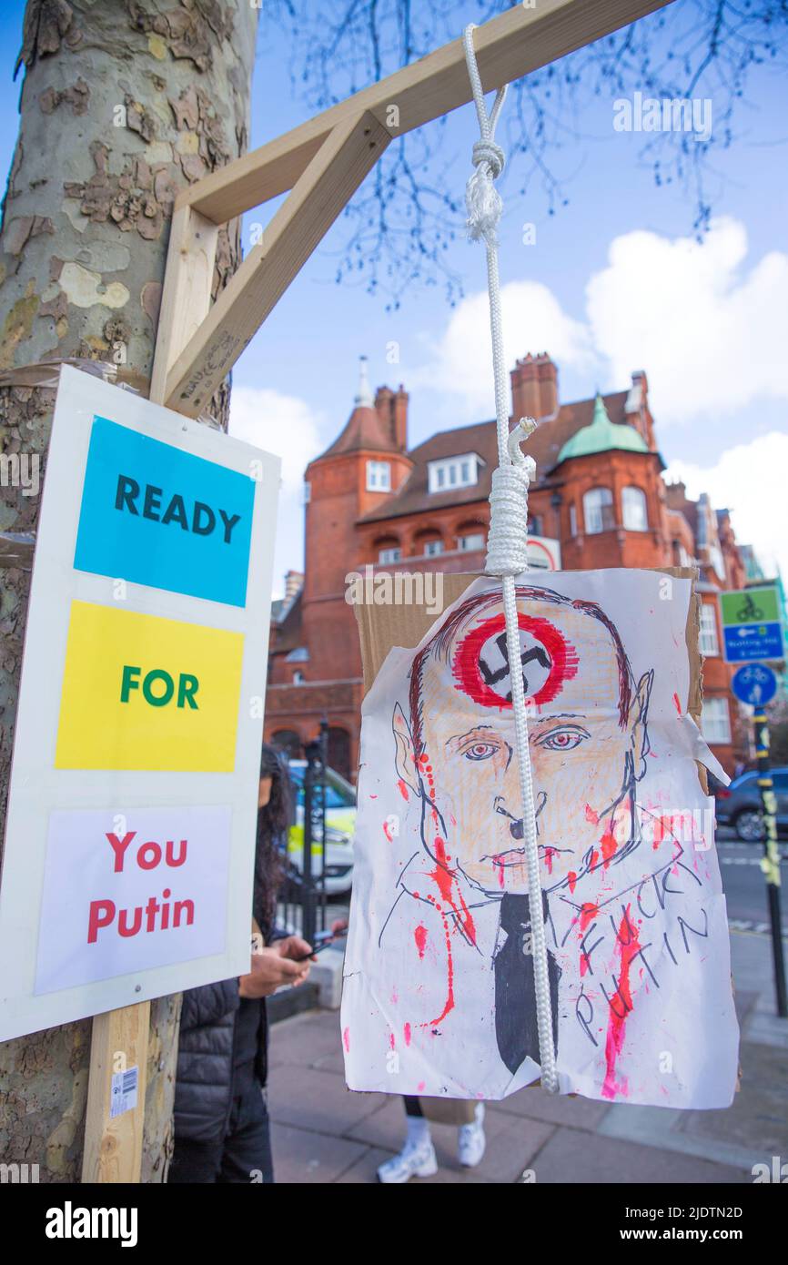 Plakate und Plakate gegen den russischen Präsidenten Wladimir Putin und seine Invasion in der Ukraine sind in der Nähe der russischen Botschaft in London zu sehen. Stockfoto