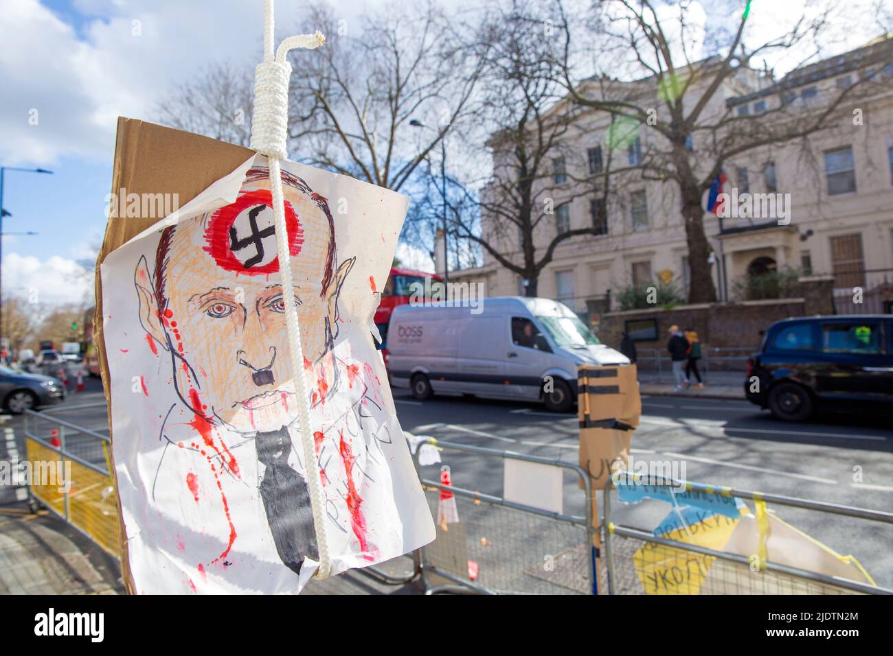 Plakate und Plakate gegen den russischen Präsidenten Wladimir Putin und seine Invasion in der Ukraine sind in der Nähe der russischen Botschaft in London zu sehen. Stockfoto