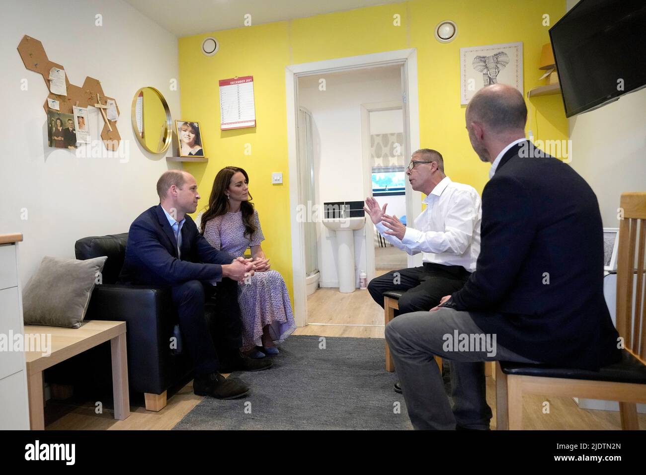 Der Herzog und die Herzogin von Cambridge sprechen mit Eamonn Kelly (zweiter rechts) in seinem modularen Zuhause, Bei einem Besuch bei der Wohnungseinrichtung Jimmy's, um von der entscheidenden Unterstützung zu erfahren, die sie Menschen mit Obdachlosigkeit bieten, und aus erster Hand zu sehen, welche positiven Auswirkungen sie auf die Unterstützung derjenigen hat, die in Cambridge Obdachlosigkeit erleben. Bilddatum: Donnerstag, 23. Juni 2022. Stockfoto