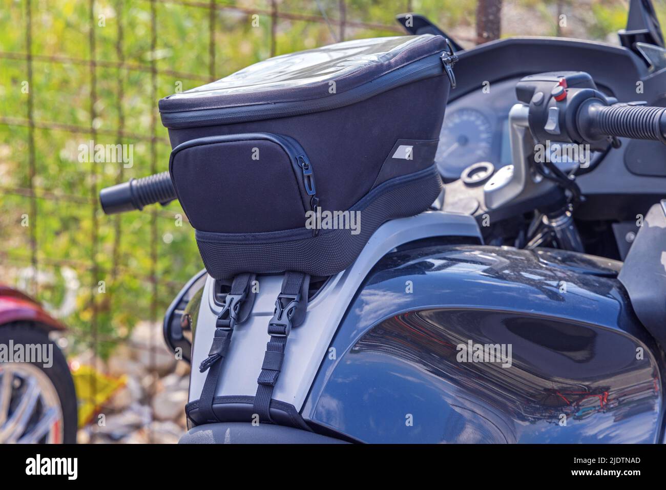 Tasche mit großer Kapazität, befestigt an der Reisetasche des Motorrads Stockfoto