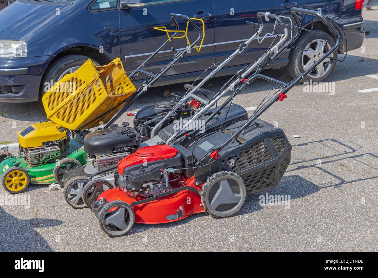 Benzin rasenmäher zu verkaufen -Fotos und -Bildmaterial in hoher Auflösung  – Alamy