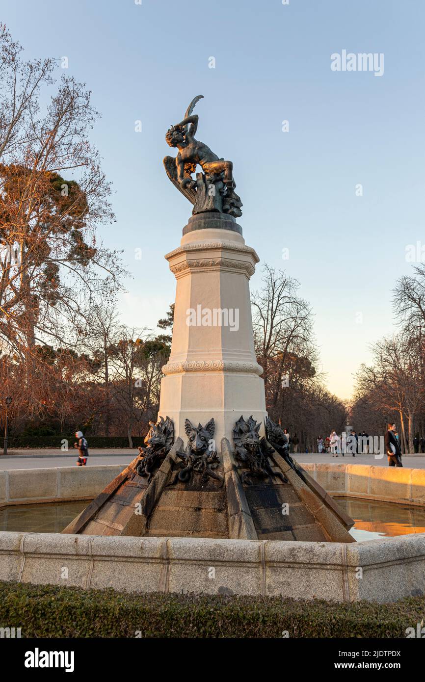 Madrid, Spanien. Der Fuente del Angel Caido (Denkmal des gefallenen Engels), ein Brunnen im Buen Retiro Park Stockfoto