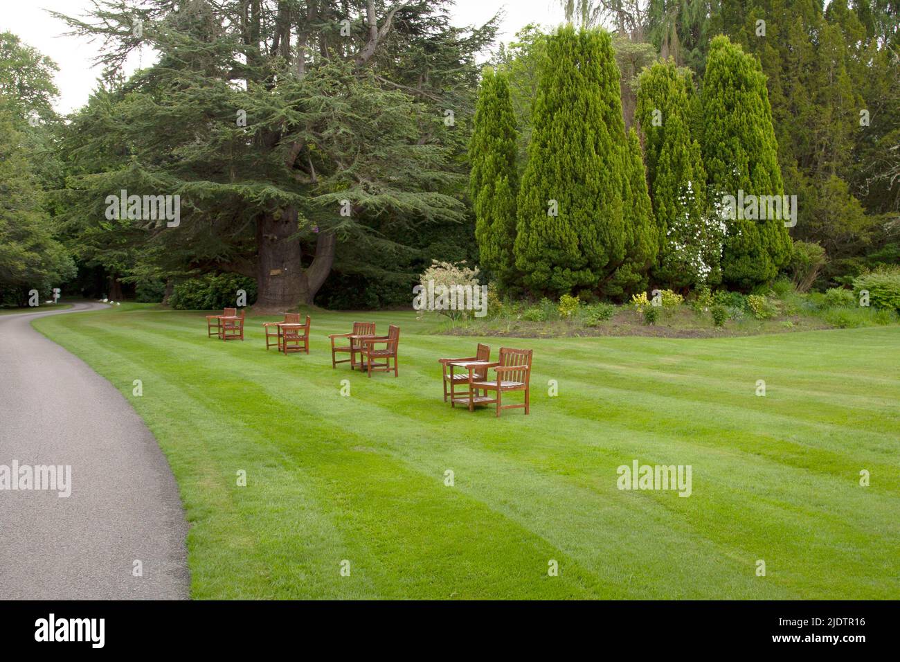 Liebevolle Stühle im Garten des Buncherw House Hotel, Buncherw, Inverness, Schottland Stockfoto