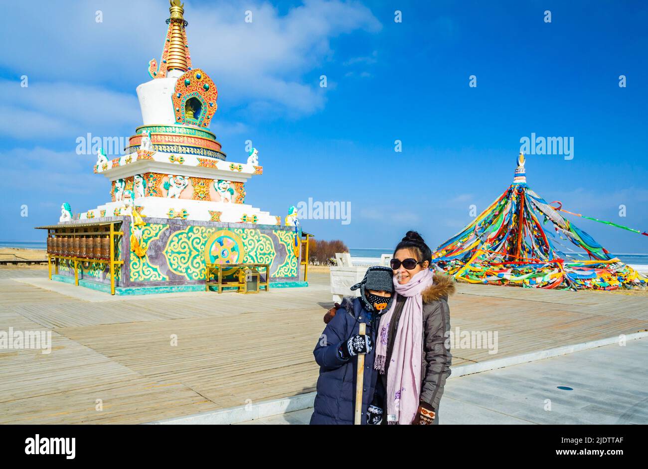 Wintergefrorene Landschaft des Qinghai-Sees, Chinas größter Salzwassersee im Landesinneren, in der nordwestlichen Provinz Qinghai. Stockfoto