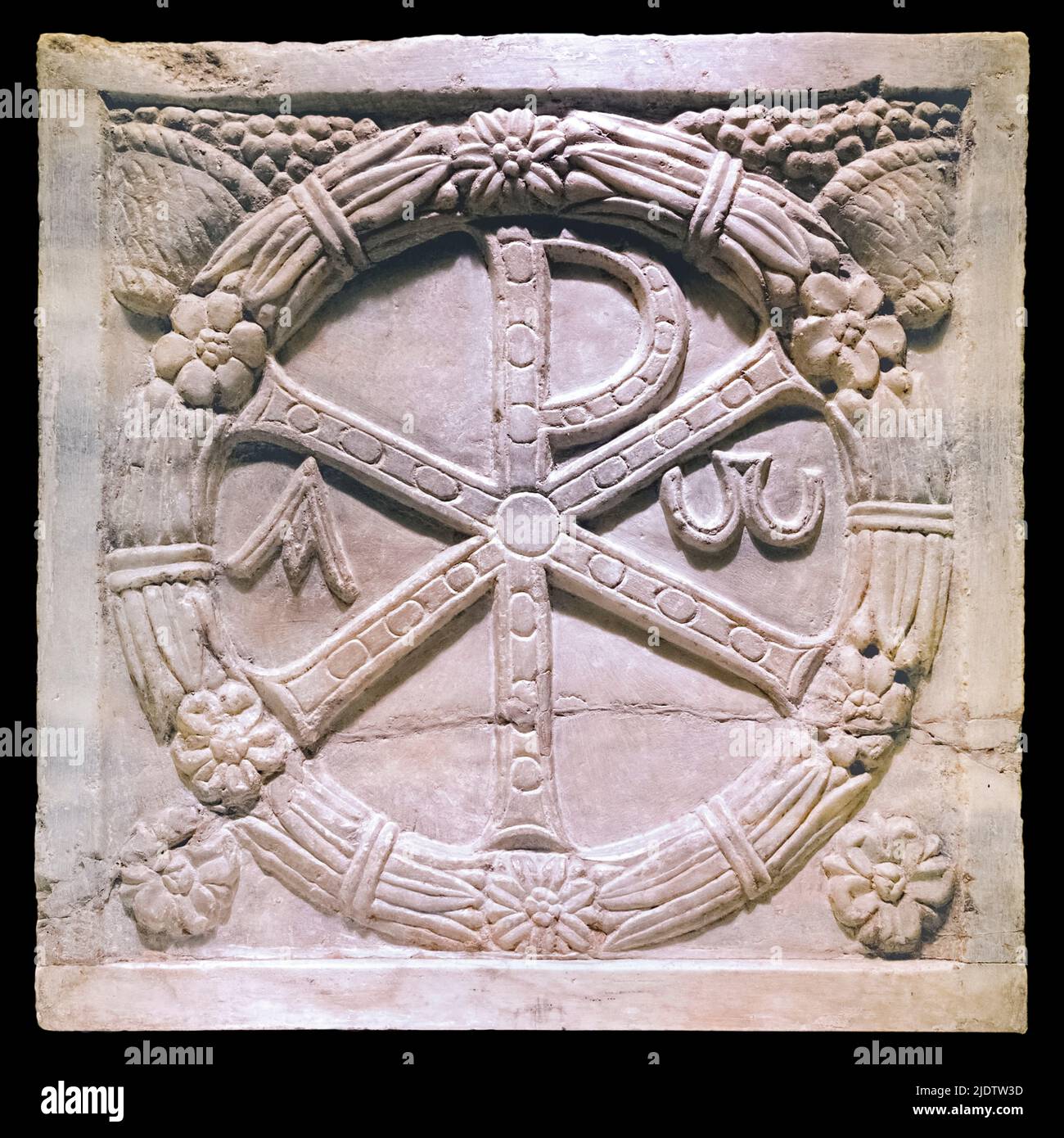 Chi Rho oder Chiro-Monogramm, das eine Abkürzung für den Namen Jesus Christus bildet, der in Marmor gemeißelt ist, zusammen mit den griechischen Symbolen Alpha und Omega, die ursprünglich aus einem Sarkophag aus dem 4.. Jahrhundert stammen und jetzt in der Sammlung des Vatikanischen Museums enthalten sind. Stockfoto