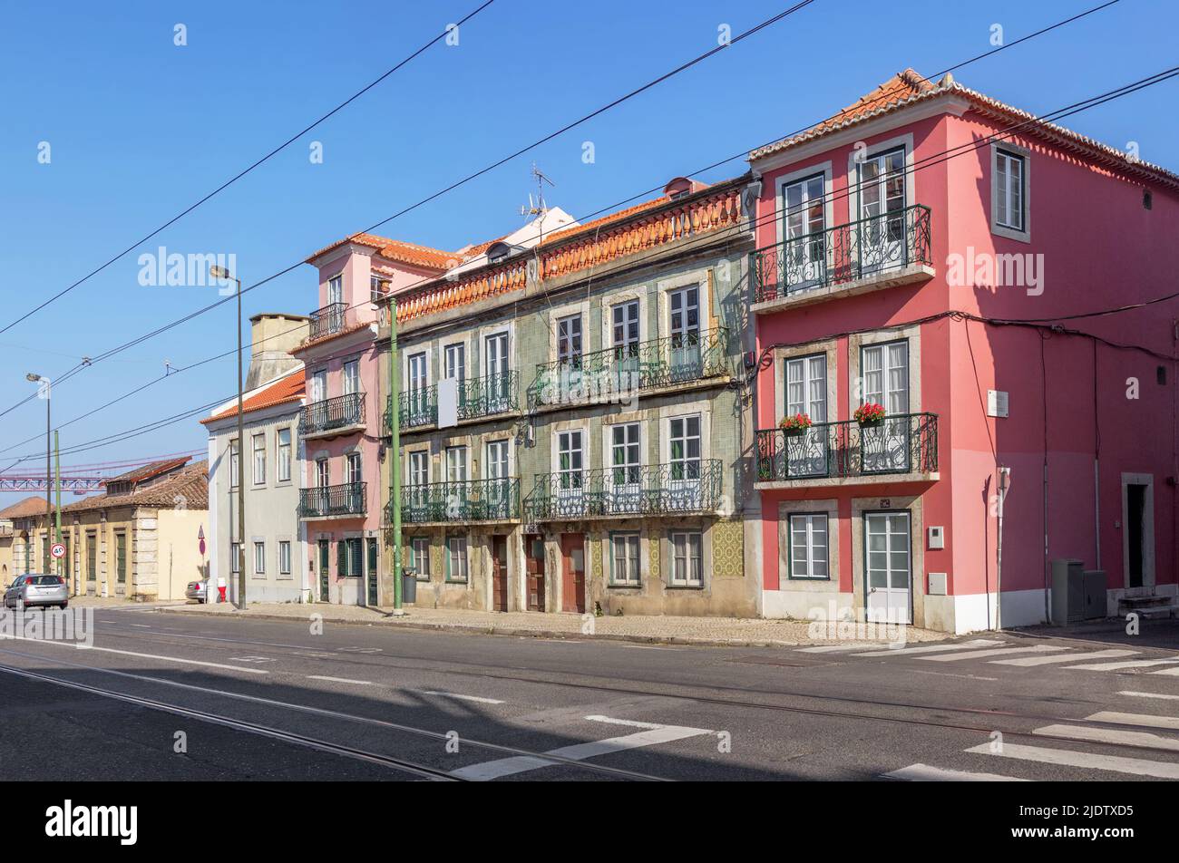 Alte schöne Häuser mit Balkon auf der Rua da Junqueira oder Junqueira Straße. Lissabon, Portugal Stockfoto