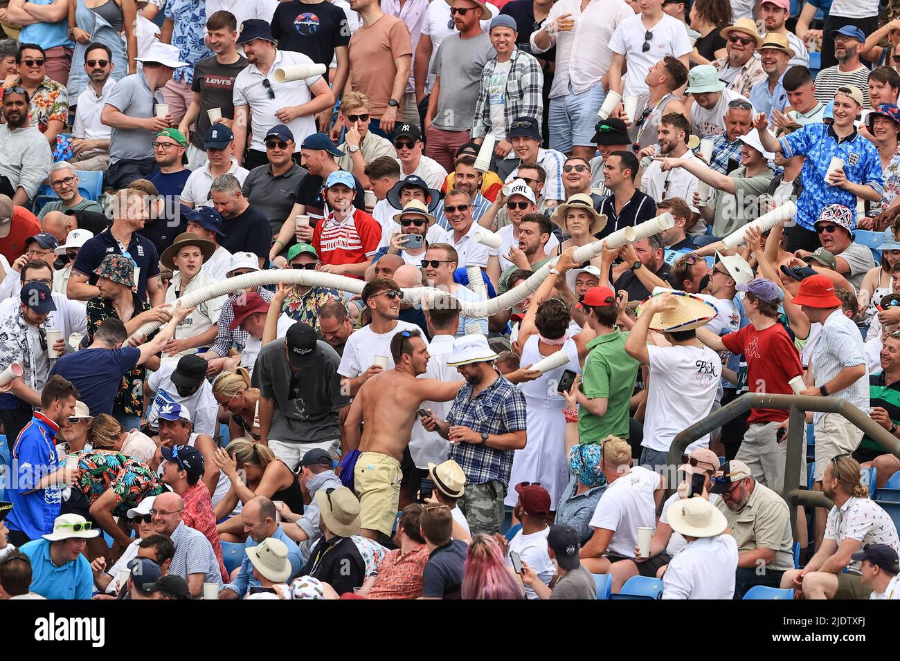 Leeds, Großbritannien. 23.. Juni 2022. England-Fans machen aus Bierkartons eine Schlange und singen am 6/23/2022 in Leeds, Großbritannien, „Barmy Army“. (Foto von Mark Cosgrove/News Images/Sipa USA) Quelle: SIPA USA/Alamy Live News Stockfoto
