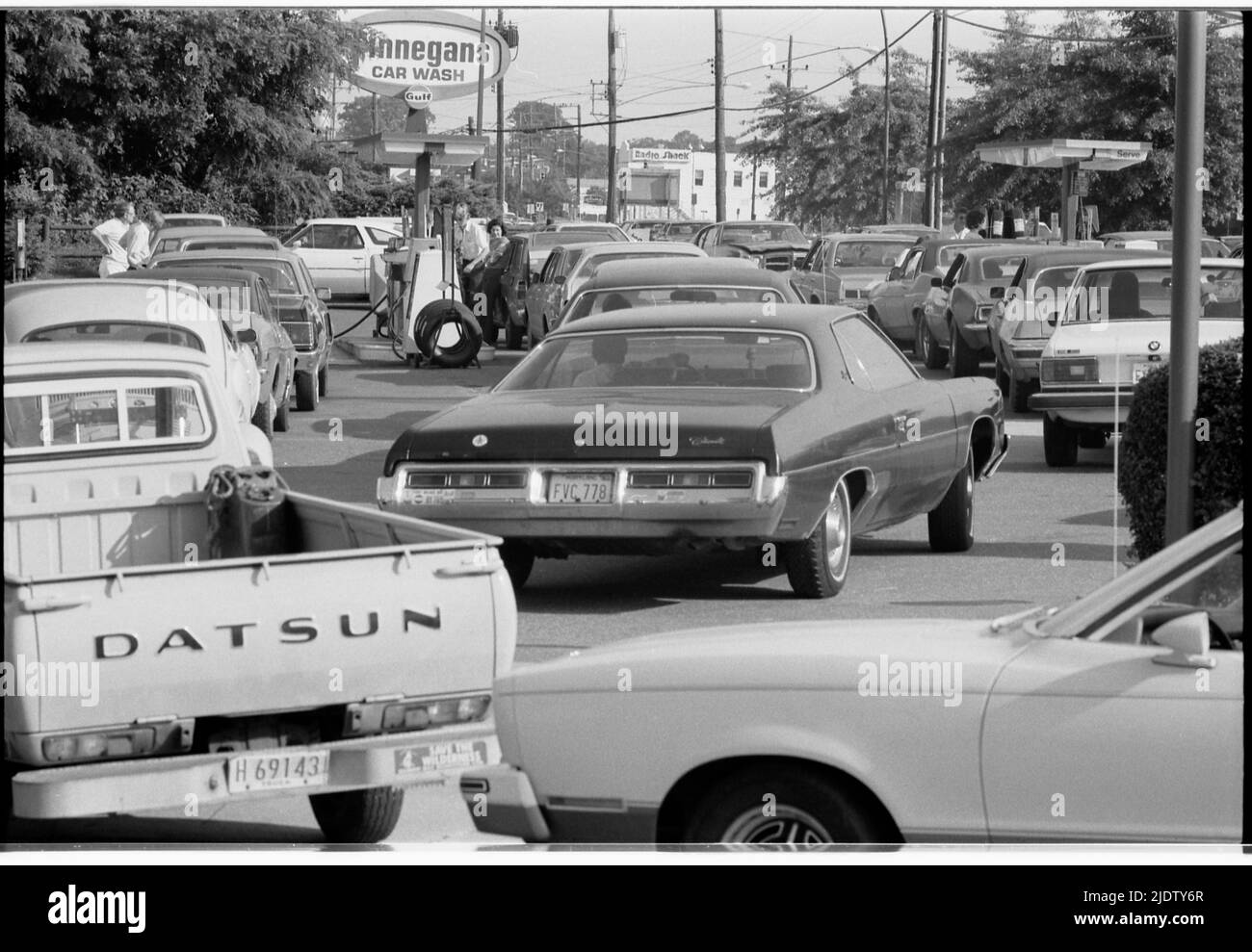 Während der Gasknappheit warten lange Reihen von Autos darauf, sich zu füllen, Washington, DC, 06/15/1976. Stockfoto