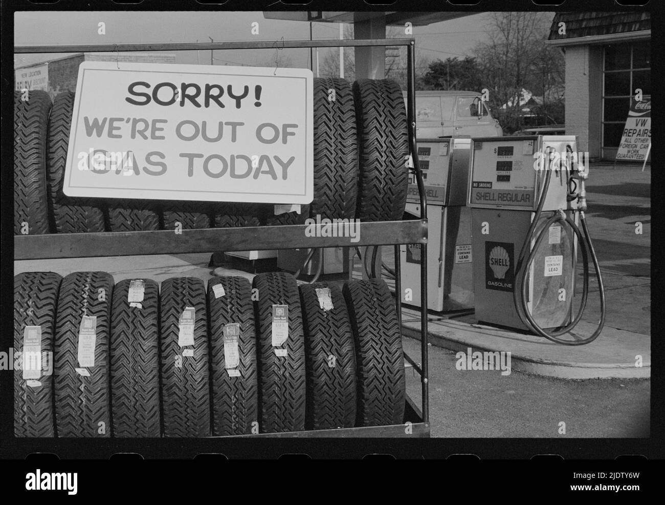 Ein Schild vor einer Shell-Tankstelle informiert Kunden darüber, dass „We're Out of Gas Today“, Washington, DC, kein Gas mehr zur Verfügung steht. 1/29/1974. Stockfoto