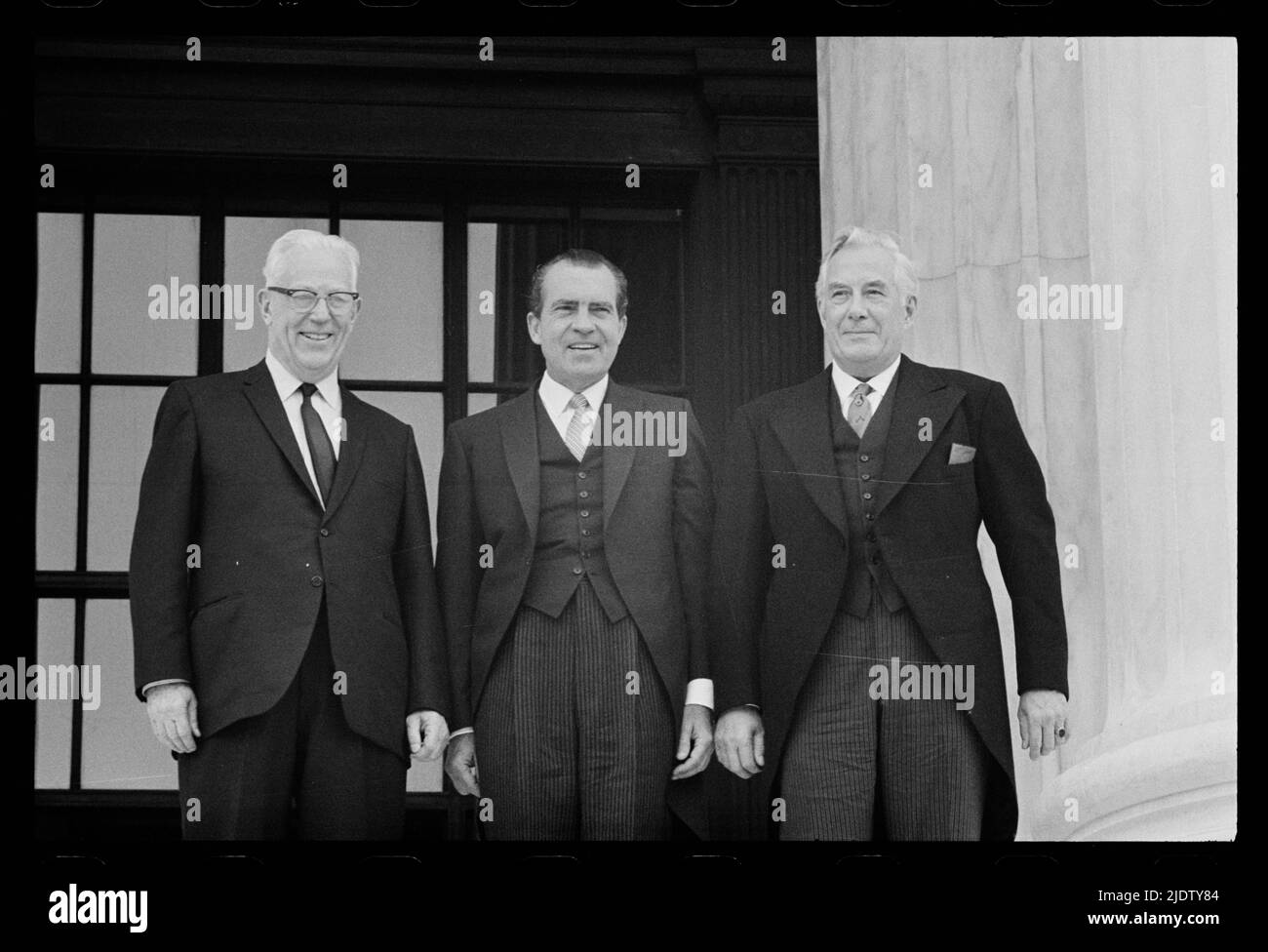 Neuer Oberrichter des Obersten Gerichtshofs Warren E. Burger (ganz rechts) steht mit (von l-r) dem ehemaligen Oberrichter Earl Warren und dem Präsidenten Richard M. Nixon, Washington, DC, 6/23/69) Stockfoto