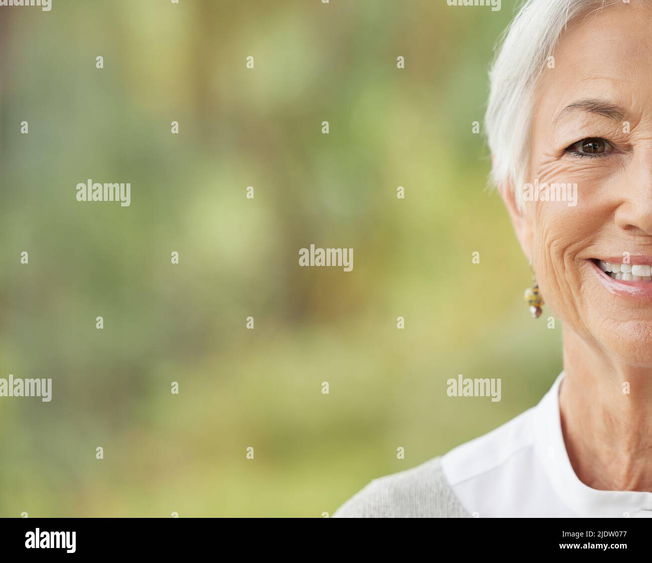 Porträt einer glücklichen älteren kaukasischen Frau mit Copyspace. Das Gesicht einer unbeschwerten, fröhlichen Frau im Ruhestand, die an der Kamera lächelt. Sorglos, entspannt und Stockfoto