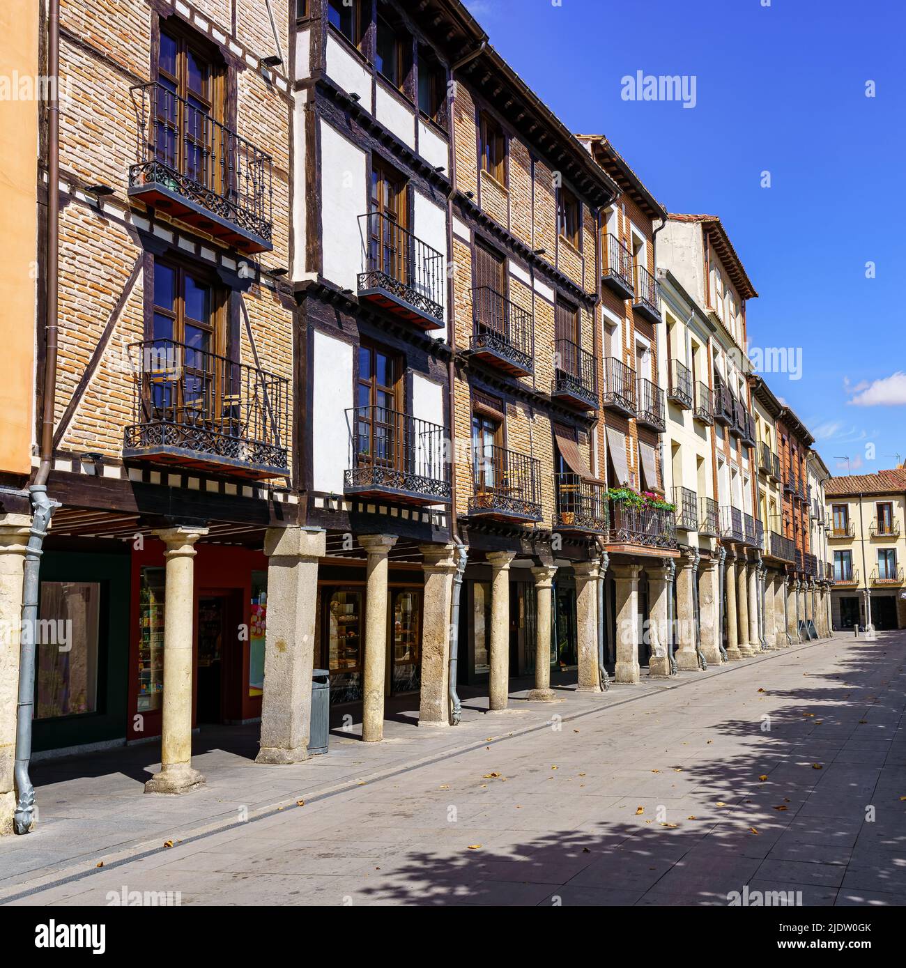 Alte und traditionelle Häuser auf dem Hauptplatz der Stadt Alcala de Henares, Madrid. Stockfoto