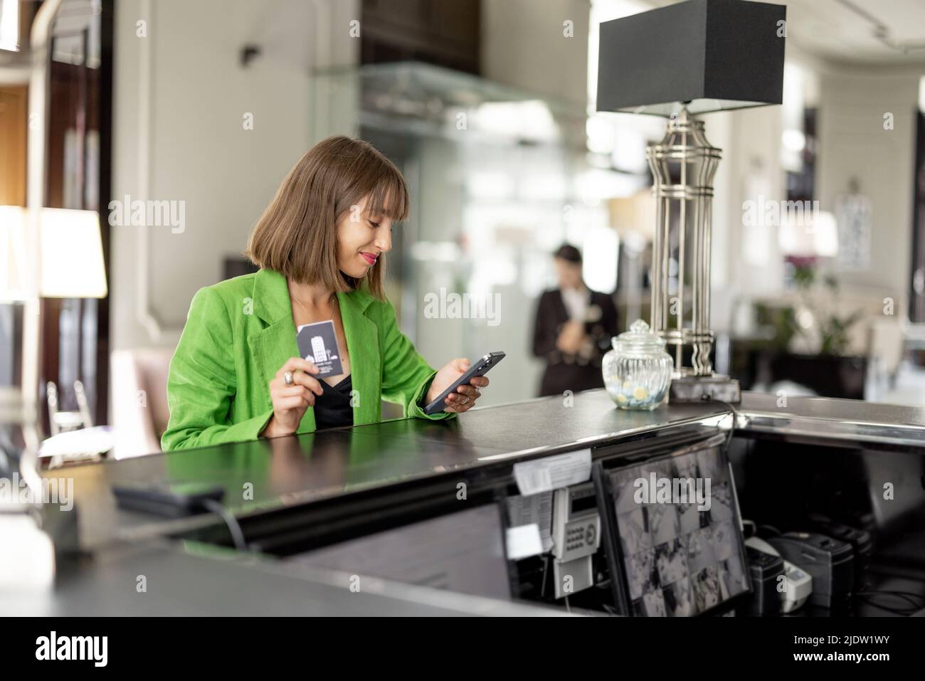 Geschäftsfrau an der Hotelrezeption Stockfoto
