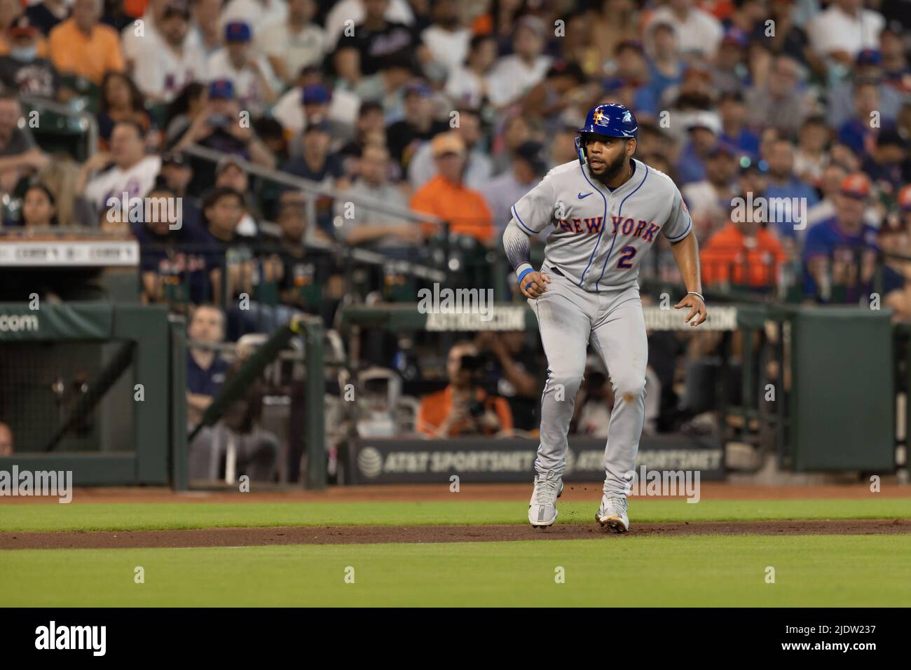 New York Mets erster Baseman Dominic Smith (2) schaut nach Hause, während er im dritten Inning gegen die Houston Astros auf der dritten Basis steht. Die Astros besiegen Th Stockfoto