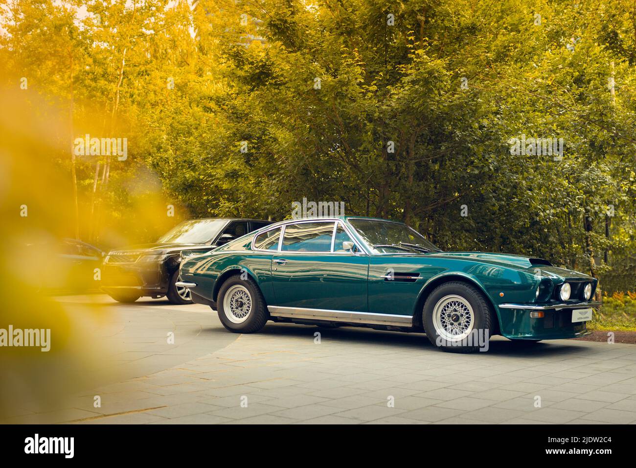 London, Großbritannien - 13. Mai 2022: Aston Martin V8 Vantage auf einer Rallye für klassische Fahrzeuge zu sehen. Es wurde zwischen 1977 und 1989 hergestellt und ist eines der Stockfoto