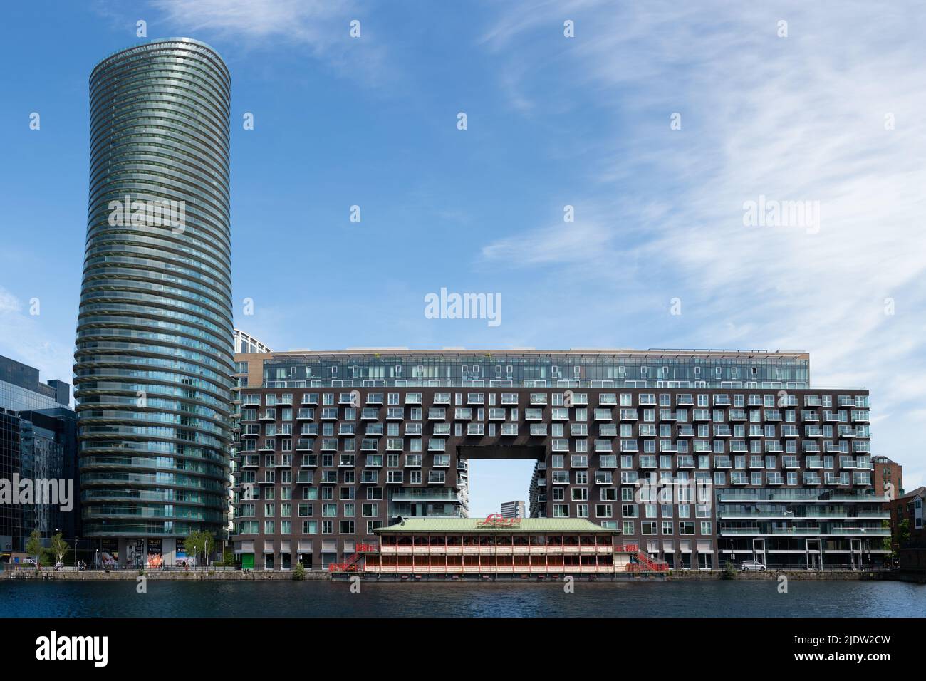 London, Großbritannien - 13. Mai 2022: Das Lotus Chinese Floating Restaurant ist ein ikonisches Gebäude im inneren Dock von Millwall auf der Isle of Dogs. Aro Stockfoto