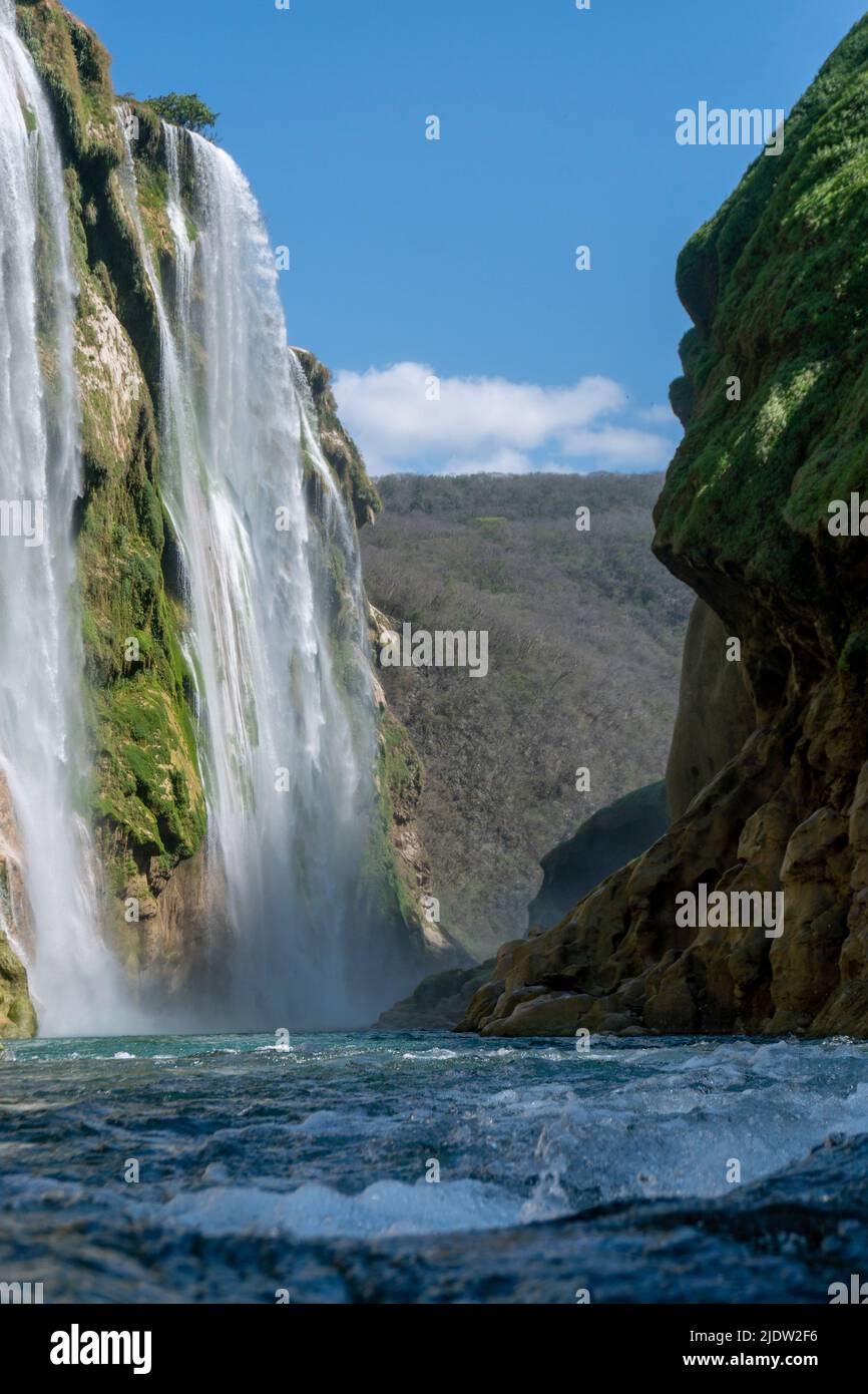 Facsinierender und malerischer Tamul-Wasserfall in La Huesteca Potosina, San Luis Potosi, Mexiko Stockfoto