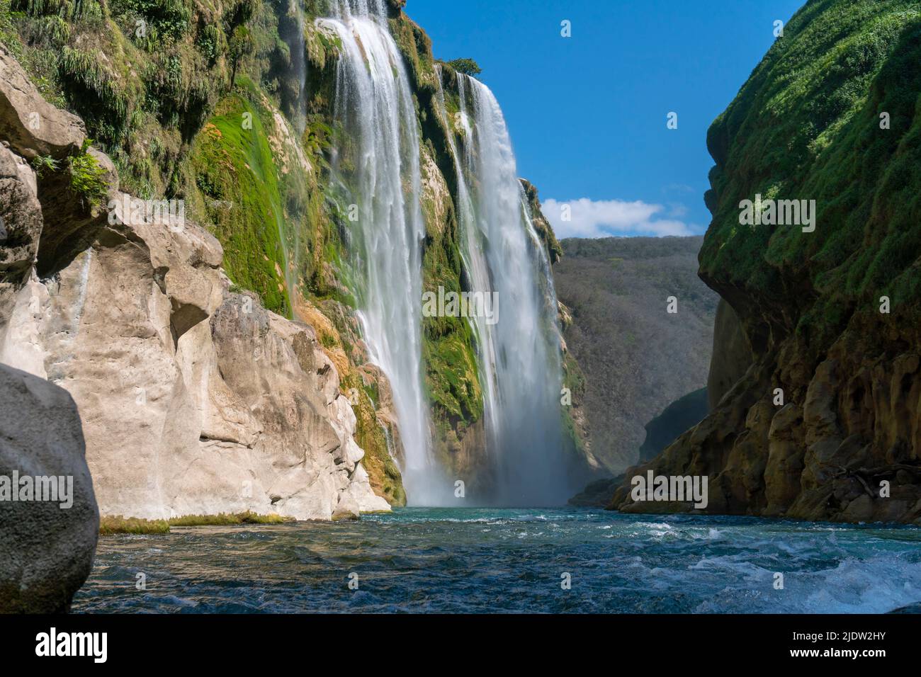 Facsinierender und malerischer Tamul-Wasserfall in La Huesteca Potosina, San Luis Potosi, Mexiko Stockfoto
